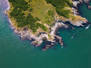 Bulgaristan 'ın güneyindeki Silistar Sahili yakınlarındaki Karadeniz' in kayalık kıyı şeridinin hava manzarası, engebeli güzelliğini ve kıyı ihtişamını gözler önüne seriyor..