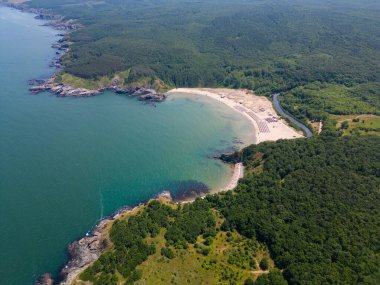 Bulgaristan 'ın güneyindeki Silistar Sahili yakınlarındaki Karadeniz' in kayalık kıyı şeridinin hava manzarası, engebeli güzelliğini ve kıyı ihtişamını gözler önüne seriyor..