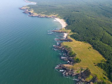 Bulgaristan 'ın güneyindeki Sinemorets kasabası yakınlarındaki Karadeniz' in kayalık kıyı şeridinin hava manzarası, engebeli güzelliğini ve kıyı ihtişamını gözler önüne seriyor..