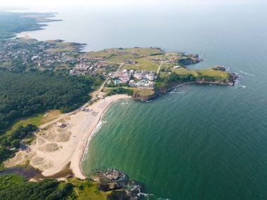 Bulgaristan 'ın güneyindeki Sinemorets kasabası yakınlarındaki Karadeniz' in kayalık kıyı şeridinin hava manzarası, engebeli güzelliğini ve kıyı ihtişamını gözler önüne seriyor..