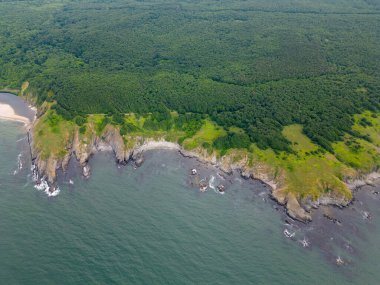 Bulgaristan 'ın güneyindeki Sinemorets kasabası yakınlarındaki Karadeniz' in kayalık kıyı şeridinin hava manzarası, engebeli güzelliğini ve kıyı ihtişamını gözler önüne seriyor..