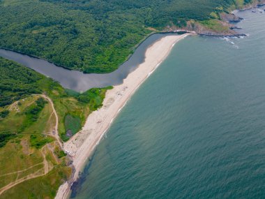 Bulgaristan 'ın güneyindeki Sinemorets kasabası yakınlarındaki Karadeniz' in kayalık kıyı şeridinin hava manzarası, engebeli güzelliğini ve kıyı ihtişamını gözler önüne seriyor..