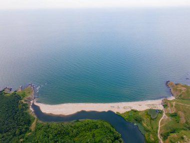 Bulgaristan 'ın güneyindeki Sinemorets kasabası yakınlarındaki Karadeniz' in kayalık kıyı şeridinin hava manzarası, engebeli güzelliğini ve kıyı ihtişamını gözler önüne seriyor..