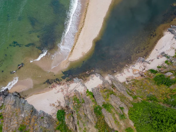 불가리아 근처에 바위가 해안선의 공중에서 바라본 한아름다움 해안의 수있다 — 스톡 사진