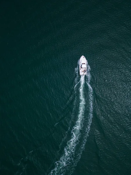 Yaz Günü Açık Denizde Hız Teknesinin Havadan Aşağı Görüntüsü — Stok fotoğraf