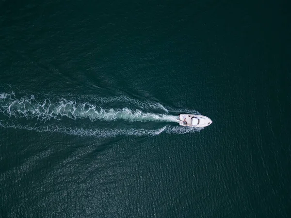 Yaz Günü Açık Denizde Hız Teknesinin Havadan Aşağı Görüntüsü — Stok fotoğraf