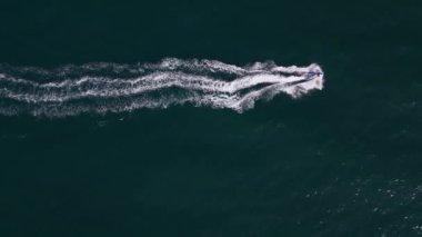 Su motorunun hava dinamik görüntüsü ya da kişisel su aracı ya da deniz dalgalarında yarışan kayak jeti.