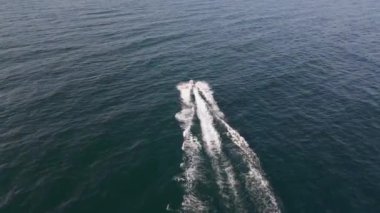 Su motorunun hava dinamik görüntüsü ya da kişisel su aracı ya da deniz dalgalarında yarışan kayak jeti.