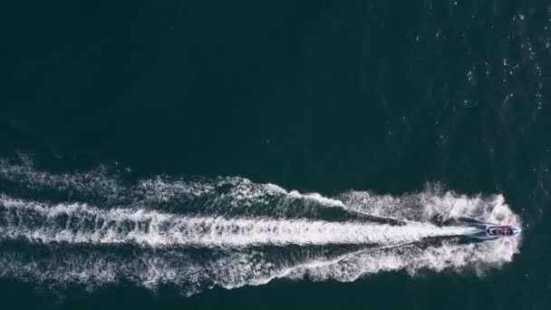 水上滑板车或私人船艇或滑翔机在海浪中疾驰的空中动态视图 — 图库视频影像