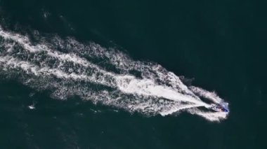 Su motorunun hava dinamik görüntüsü ya da kişisel su aracı ya da deniz dalgalarında yarışan kayak jeti.