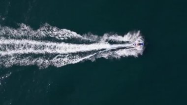 Su motorunun hava dinamik görüntüsü ya da kişisel su aracı ya da deniz dalgalarında yarışan kayak jeti.