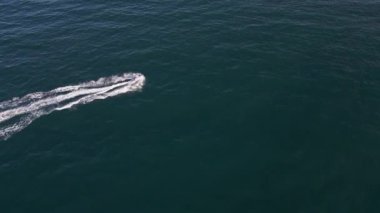 Su motorunun hava dinamik görüntüsü ya da kişisel su aracı ya da deniz dalgalarında yarışan kayak jeti.
