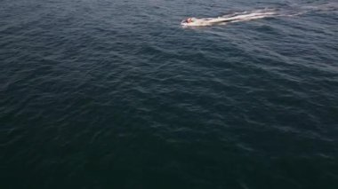 Su motorunun hava dinamik görüntüsü ya da kişisel su aracı ya da deniz dalgalarında yarışan kayak jeti.