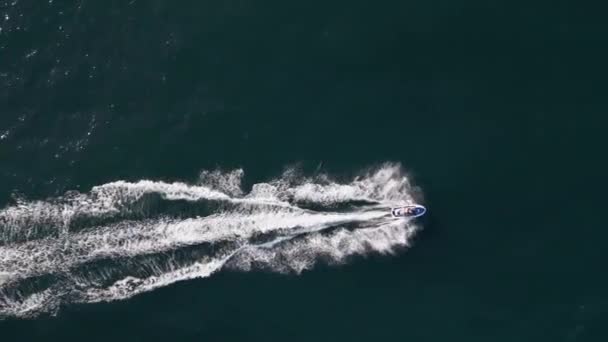 Motorunun Hava Dinamik Görüntüsü Kişisel Aracı Deniz Dalgalarında Yarışan Kayak — Stok video