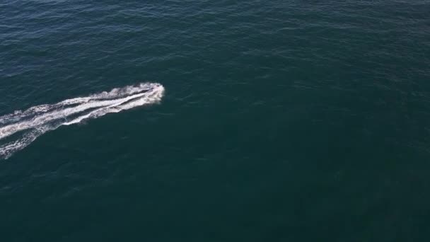 Vista Dinámica Aérea Del Scooter Acuático Embarcaciones Personales Carreras Chorros — Vídeos de Stock