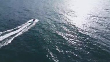 Su motorunun hava dinamik görüntüsü ya da kişisel su aracı ya da deniz dalgalarında yarışan kayak jeti.