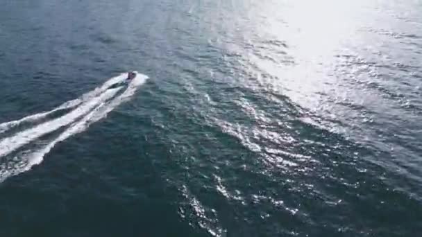 水上滑板车或私人船艇或滑翔机在海浪中疾驰的空中动态视图 — 图库视频影像