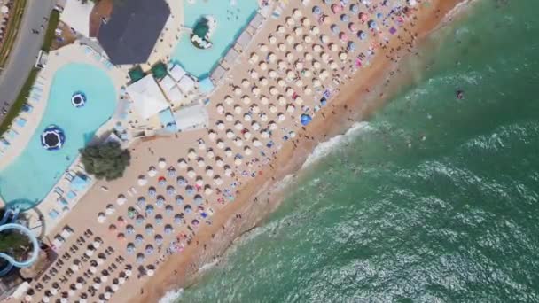 夏季澳大利亚金沙度假胜地的空中俯瞰 各种各样的酒店 游泳池和人群欣赏大海 — 图库视频影像