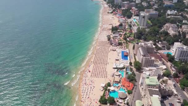 夏季のブルガリアのゴールデンサンズリゾートの空中ビュー ホテル プール 海を楽しむ人々の群衆の配列 — ストック動画