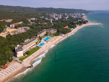 Bulgar Altın Kumlar tatil beldesinin yaz mevsiminde havadan görünen manzarası: bir dizi otel, havuz ve denizin keyfini çıkaran insan.