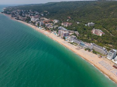 Bulgar Altın Kumlar tatil beldesinin yaz mevsiminde havadan görünen manzarası: bir dizi otel, havuz ve denizin keyfini çıkaran insan.