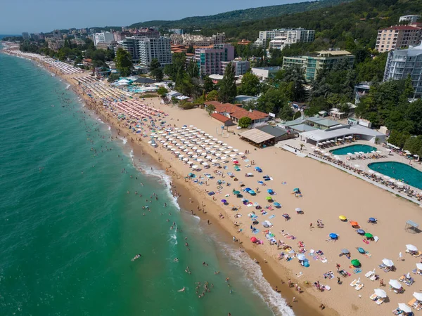 Bulgar Altın Kumlar tatil beldesinin yaz mevsiminde havadan görünen manzarası: bir dizi otel, havuz ve denizin keyfini çıkaran insan.