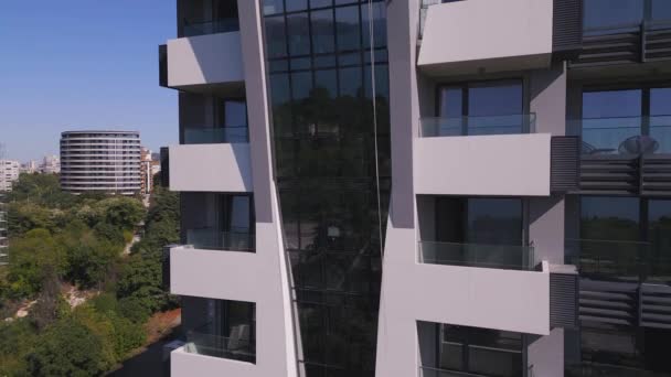Escalador Industrial Realiza Tareas Gran Altura Una Pared Cristal Edificio — Vídeo de stock