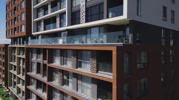 近代的なオフィスか住宅の建物の背景 ドローンフライトビデオ — ストック動画