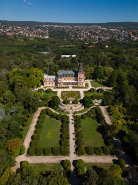 Bulgaristan 'ın Varna kentindeki tarihi Euxinograd sarayının hava manzarası. Karadeniz kıyısındaki bu muhteşem malikanenin büyük mimarisine ve yemyeşil bahçelerine hayran olun. İHA uçuşu