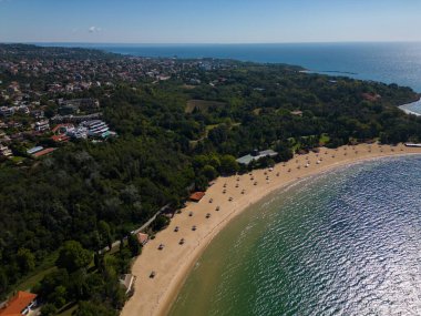 Bulgaristan 'ın Varna kentindeki tarihi Euxinograd sarayının hava manzarası. Karadeniz kıyısındaki bu muhteşem malikanenin büyük mimarisine ve yemyeşil bahçelerine hayran olun. İHA uçuşu