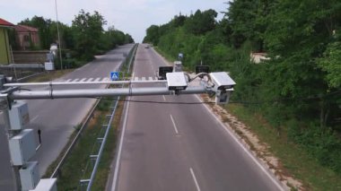 Yoğun bir otoyol monitörü boyunca kameralar ve hız kontrol radarları ve hız ihlalleri. Drone görünümü