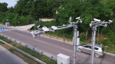 Yoğun bir otoyol monitörü boyunca kameralar ve hız kontrol radarları ve hız ihlalleri. Drone görünümü