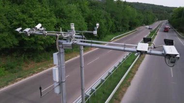 Yoğun bir otoyol monitörü boyunca kameralar ve hız kontrol radarları ve hız ihlalleri. Drone görünümü