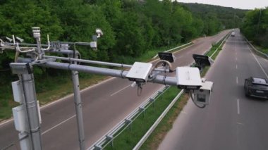 Yoğun bir otoyol monitörü boyunca kameralar ve hız kontrol radarları ve hız ihlalleri. Drone görünümü