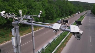Yoğun bir otoyol monitörü boyunca kameralar ve hız kontrol radarları ve hız ihlalleri. Drone görünümü
