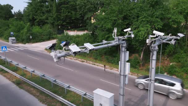 一个繁忙的公路沿线有摄像头和速度控制雷达 记录着超速行驶的违规情况 无人机视图 — 图库视频影像