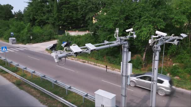 忙しい高速道路モニターに沿ったカメラとスピードコントロールレーダー スピード違反の記録 ドローンビュー — ストック動画