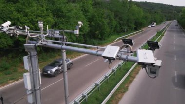 Yoğun bir otoyol monitörü boyunca kameralar ve hız kontrol radarları ve hız ihlalleri. Drone görünümü