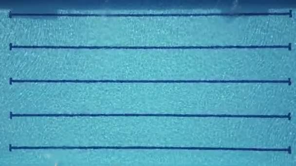 Sluneční Paprsky Tančí Šumivé Vodě Sportovního Bazénu Vytvářejí Kouzelnou Krajinu — Stock video
