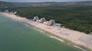 Bulgarias Albena Sands 'in yaz sezonundaki havadan görünüşü: bir dizi otel, havuz ve denizin keyfini çıkaran insan.