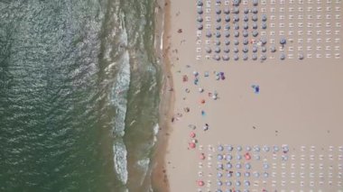 Bulgarias Albena Sands 'in yaz sezonundaki havadan görünüşü: bir dizi otel, havuz ve denizin keyfini çıkaran insan.