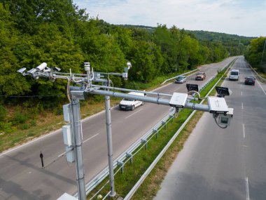 Yoğun bir otoyol monitörü boyunca kameralar ve hız kontrol radarları ve hız ihlalleri. Drone görünümü