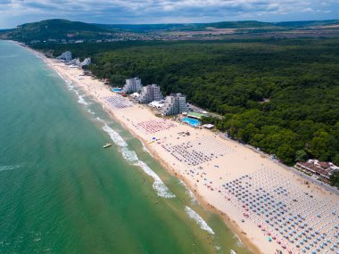 Bulgarias Albena Sands 'in yaz sezonundaki havadan görünüşü: bir dizi otel, havuz ve denizin keyfini çıkaran insan.