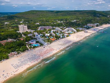 Bulgarias Albena Sands 'in yaz sezonundaki havadan görünüşü: bir dizi otel, havuz ve denizin keyfini çıkaran insan.