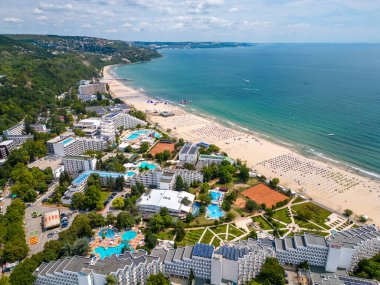 Bulgarias Albena Sands 'in yaz sezonundaki havadan görünüşü: bir dizi otel, havuz ve denizin keyfini çıkaran insan.