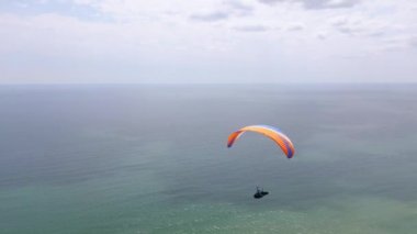 Bulgaristan 'ın Albena tatil beldesinin nefes kesici manzarasıyla deniz ve orman üzerinde süzülen bir paraglider unutulmaz bir deneyim yaratıyor. İHA uçuş videosu.