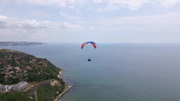 Paraglider Soars Sea Forest Breathtaking View Resort Town Albena Bulgaria — Stock Video