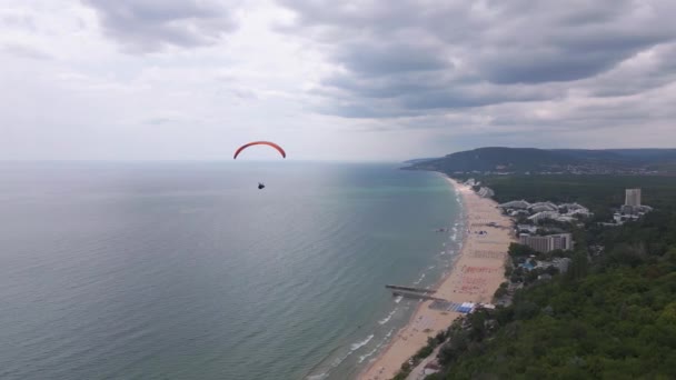 Nad Mořem Lesem Vznáší Paraglidista Úchvatným Výhledem Letovisko Albena Bulharsku — Stock video