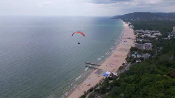Nad Mořem Lesem Vznáší Paraglidista Úchvatným Výhledem Letovisko Albena Bulharsku — Stock video