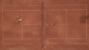 Yukarıdan bir bakış: bir baba oğluna tenis oynamayı öğretir, bilgisini ve tecrübesini sevgiyle aktarır..